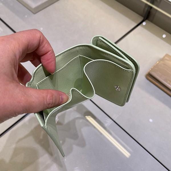 目を惹くカラーバレンシアガ コピー キャッシュ ミニ ウォレット リリーズ プリント "グリーン" 5938132AAPN3677