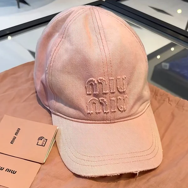 魅力的な新作【ミュウミュウ】デニム ロゴ キャップ ピンク お洒落に差がつく mm25627
