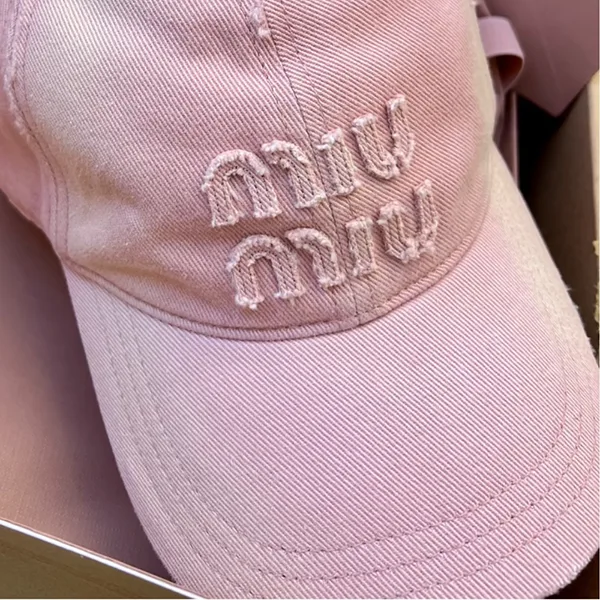 魅力的な新作【ミュウミュウ】デニム ロゴ キャップ ピンク お洒落に差がつく mm25627