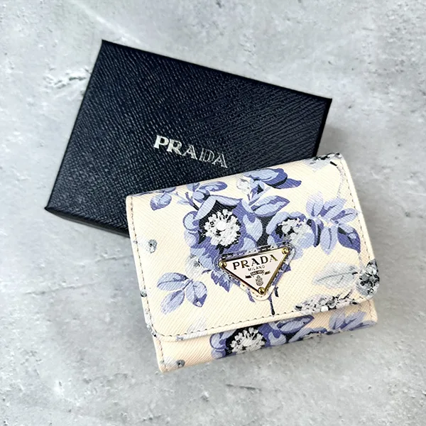 【コーデを格上げ】プラダ N級品 サフィアーノレザー 三つ折り財布 トライアングルロゴ 1MH0432C14