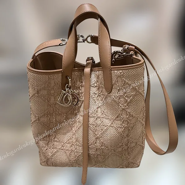 ＜最新で絶対欲しい>ディオール かごバッグ 偽物 Toujours バーティカル トートバッグ ミディアム M2836OMRN