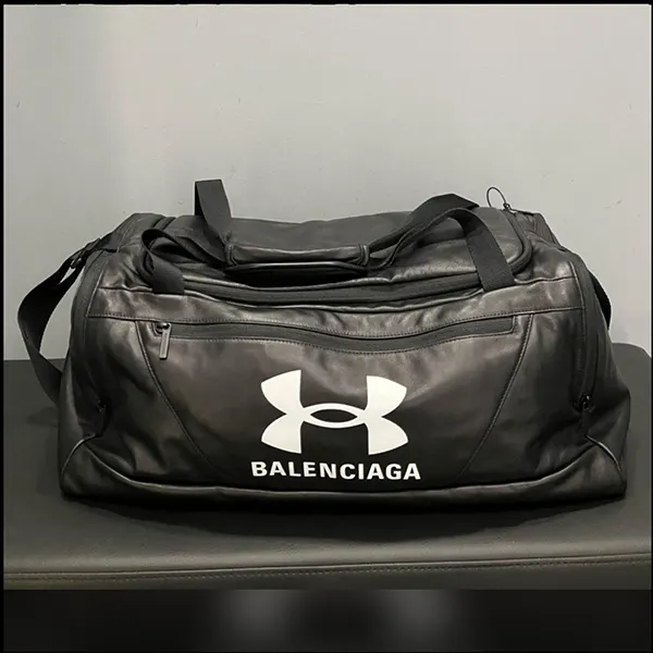 バレンシアガ アンダーアーマー