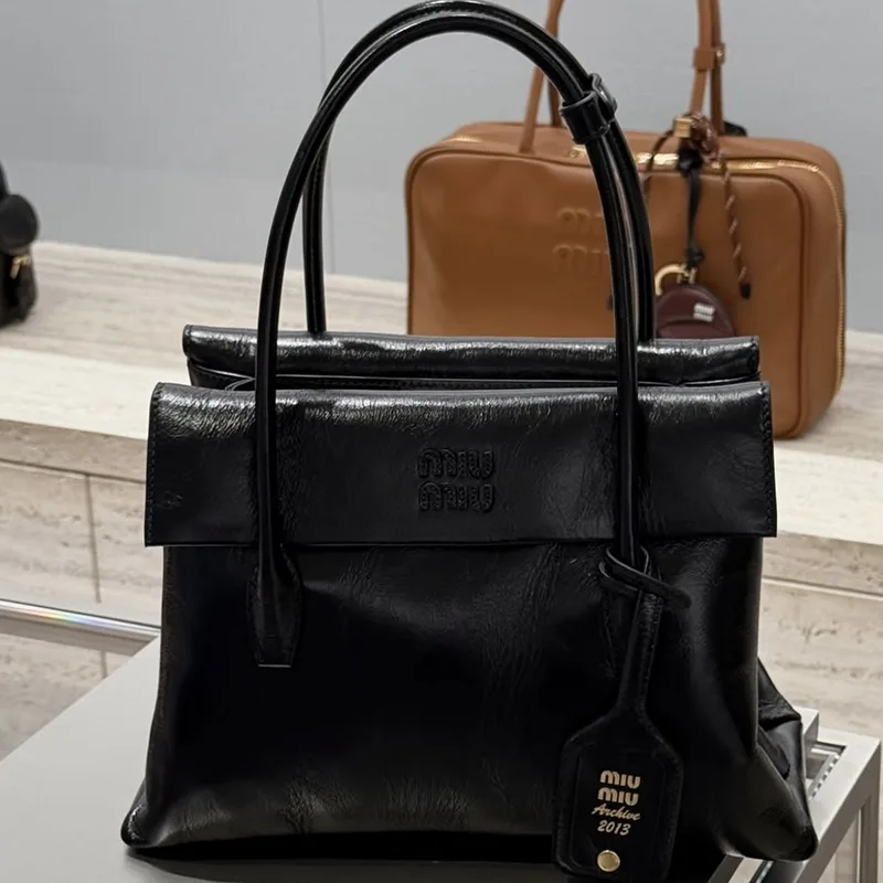 完売前に！ミュウミュウ コピー ロゴ入り ソリテール シャイニーレザー バッグ miu250830