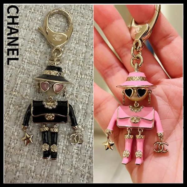 セレブ愛用中遊びゴコロをさりげなく♪シャネル バッグチャーム 偽物 25B ロゴ ABG014-B21625-U3512