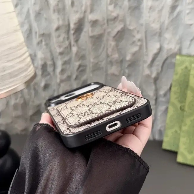 グッチ コピー iphone17 promax/17携帯ケース GGスプリーム 背面 カード収納 メタル ダブルＧロゴ 2色 25091001
