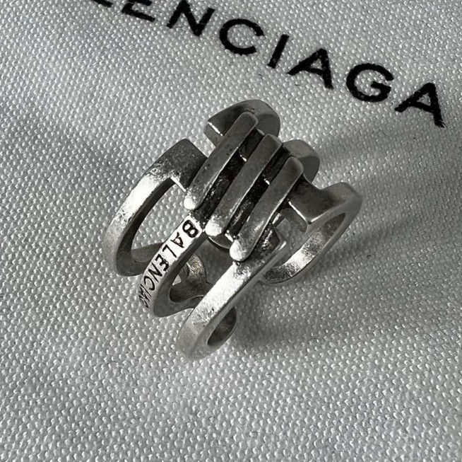 バレンシアガ偽物 アンティークシルバーブラスBBアイコンオープンリング 718490TZ99I0911