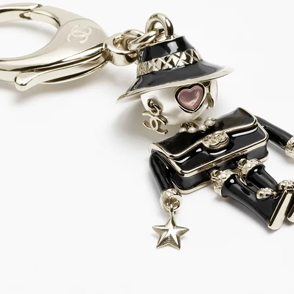 セレブ愛用中遊びゴコロをさりげなく♪シャネル バッグチャーム 偽物 25B ロゴ ABG014-B21625-U3512