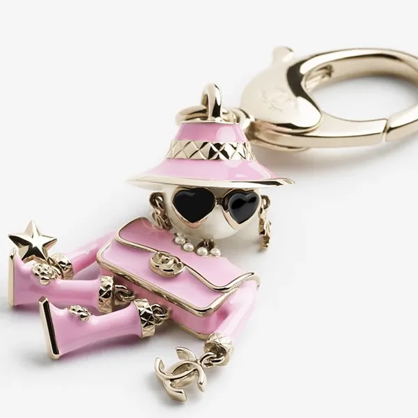 セレブ愛用中遊びゴコロをさりげなく♪シャネル バッグチャーム 偽物 25B ロゴ ABG014-B21625-U3512