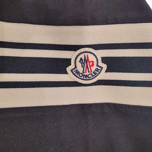 特別価格！モンクレール パチモン Mパッチ付きロンTシャツ K20918D0000589AYY999
