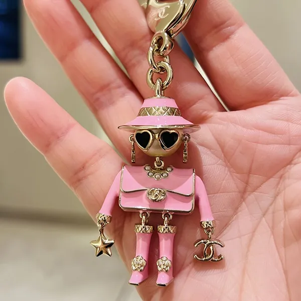 セレブ愛用中遊びゴコロをさりげなく♪シャネル バッグチャーム 偽物 25B ロゴ ABG014-B21625-U3512