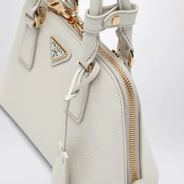 注目!プラダ サフィアーノ 偽物 レザー ミニバッグ ショルダー 1BA851_NZV