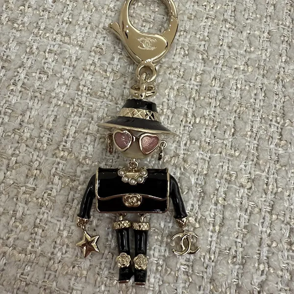 セレブ愛用中遊びゴコロをさりげなく♪シャネル バッグチャーム 偽物 25B ロゴ ABG014-B21625-U3512