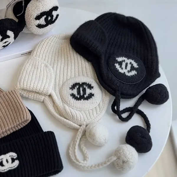 ユニークなデザイン耳まで暖かい【シャネル】ポンポンが可愛いニット帽　CCマーク AAB271