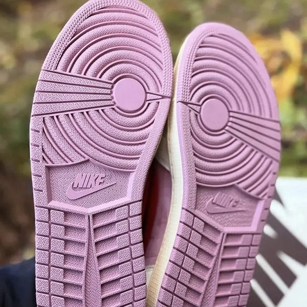 トラヴィススコット × ナイキ エアジョーダン1 ロー OG  モスリン/シャイピンク  IQ7604-100