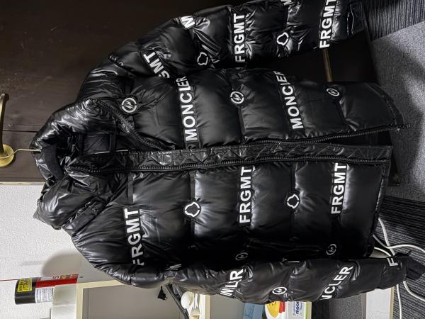 モンクレール 偽物 モンクレール FRAGMENT MAYCONNE モノグラム ダウンジャケット 09U1A5064068950999