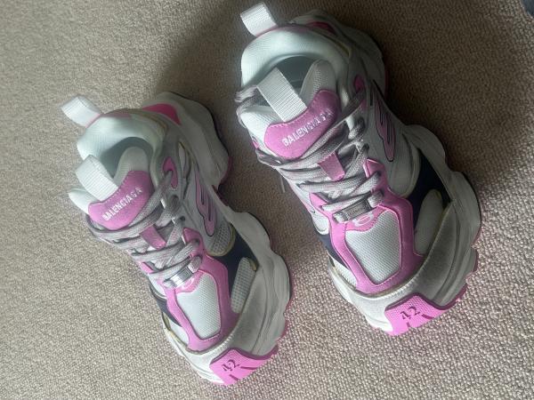 1週間で届きました。ぱっと見は本物同然です。ただステッチが切れている部分やサイズ感が正規品に比べてひと回り小さく感じました。ナップサックもついていましたが薄いペラペラのナイロンで触ってみるとやはり違います。<br />
ですが他の部分はしっかり正規品同然なので気に入りました。サクラじゃないです。